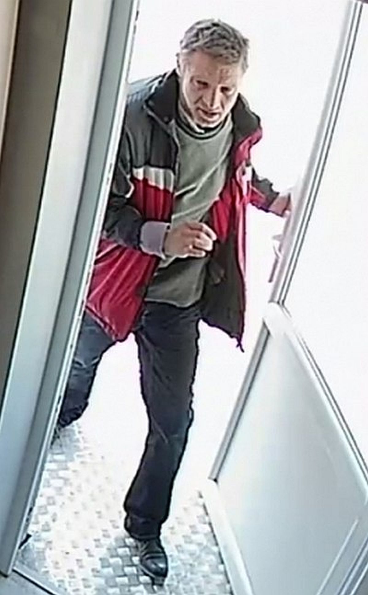 Lopás miatt keresik a fehérvári rendőrök a képen látható férfit